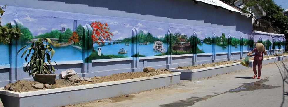 Ngắm sông Hương trên bích họa ở làng ngoại ô Huế - Ảnh 1. Ngắm sông Hương trên bích họa ở làng ngoại ô Huế - Ảnh 1.