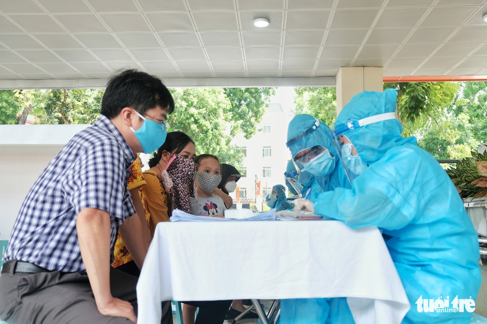 Hà Nội xét nghiệm nhanh COVID-19 cho người trở về từ Đà Nẵng, Quảng Nam - Ảnh 1. Hà Nội xét nghiệm nhanh COVID-19 cho người trở về từ Đà Nẵng, Quảng Nam - Ảnh 1.