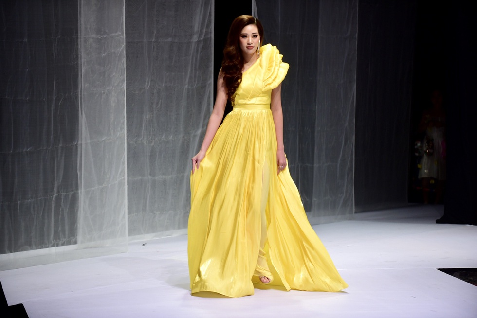 Hoa hậu Khánh Vân diễn thời trang cùng mẫu nhí tại Vietnam Junior Fashion Week - Ảnh 2. Hoa hậu Khánh Vân diễn thời trang cùng mẫu nhí tại Vietnam Junior Fashion Week - Ảnh 2.