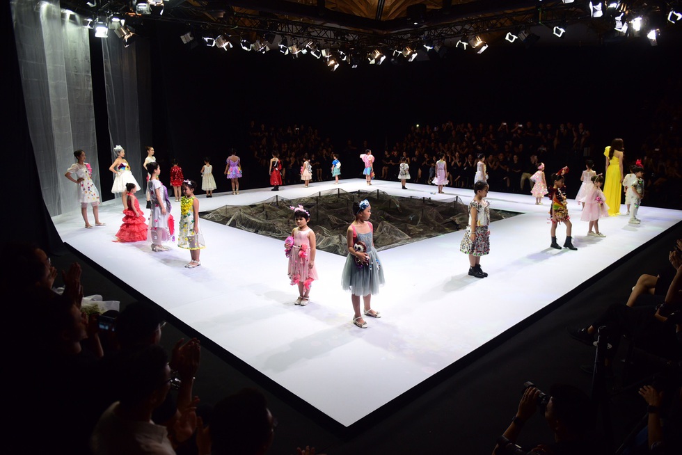 Hoa hậu Khánh Vân diễn thời trang cùng mẫu nhí tại Vietnam Junior Fashion Week - Ảnh 3. Hoa hậu Khánh Vân diễn thời trang cùng mẫu nhí tại Vietnam Junior Fashion Week - Ảnh 3.