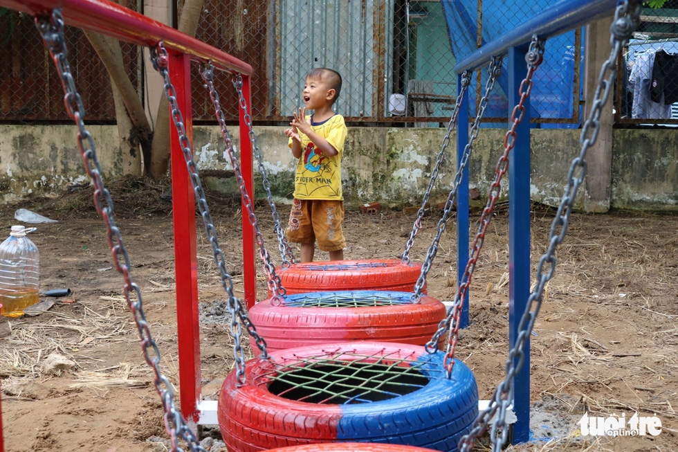 Dùng lốp xe cũ làm sân chơi tái chế cho trẻ em - Ảnh 1. Dùng lốp xe cũ làm sân chơi tái chế cho trẻ em - Ảnh 1.