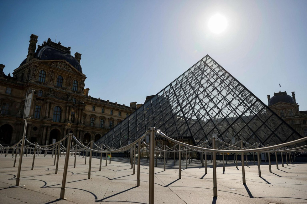 Bảo tàng Louvre mở cửa trở lại sau 16 tuần đóng cửa vì COVID-19 - Ảnh 1.
