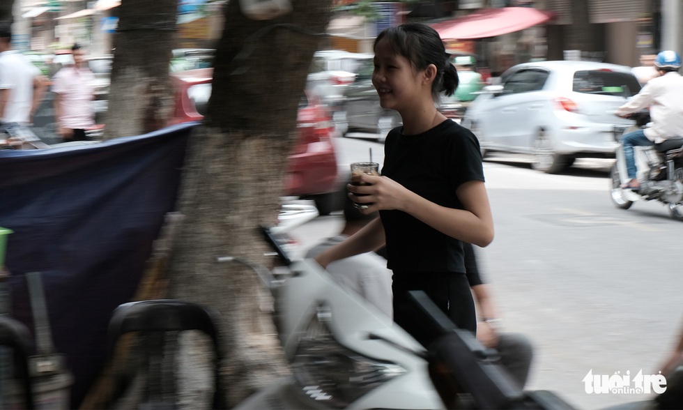 Đến Hà Nội làm cốc nâu rang từ bếp củi được giữ lửa qua... 4 đời - Ảnh 8. Đến Hà Nội làm cốc nâu rang từ bếp củi được giữ lửa qua... 4 đời - Ảnh 8.