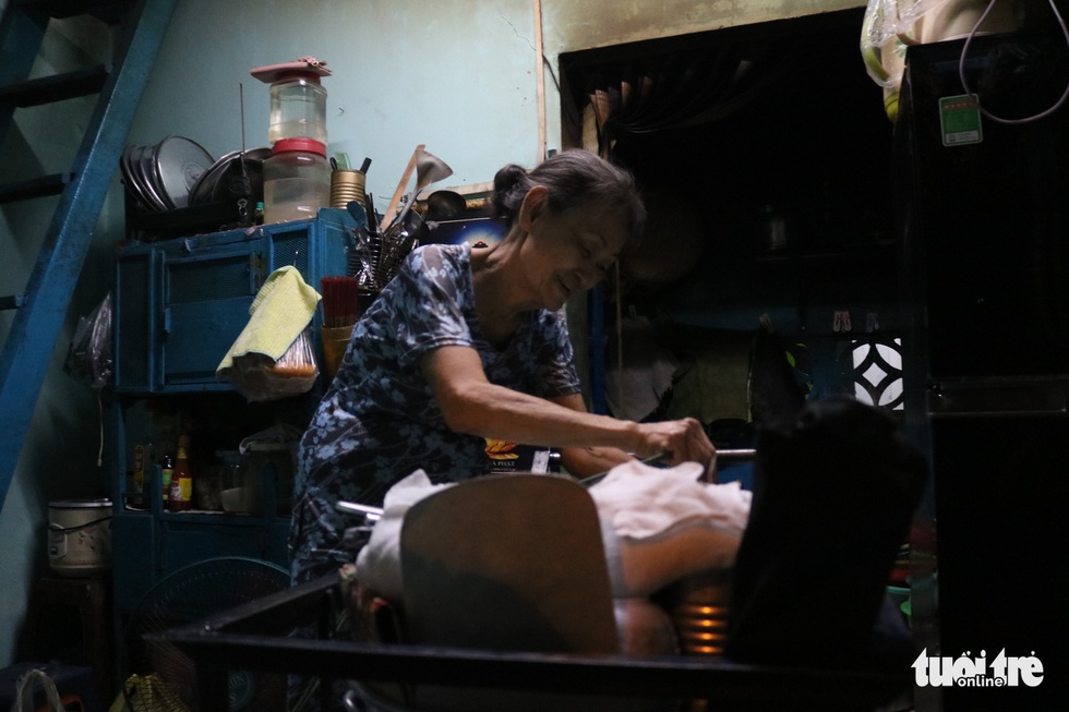 Gần nửa thế kỷ với quán chè đèn dầu giữa Sài Gòn - Ảnh 2. Gần nửa thế kỷ với quán chè đèn dầu giữa Sài Gòn - Ảnh 2.