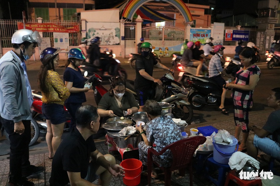 Gần nửa thế kỷ với quán chè đèn dầu giữa Sài Gòn - Ảnh 6. Gần nửa thế kỷ với quán chè đèn dầu giữa Sài Gòn - Ảnh 6.