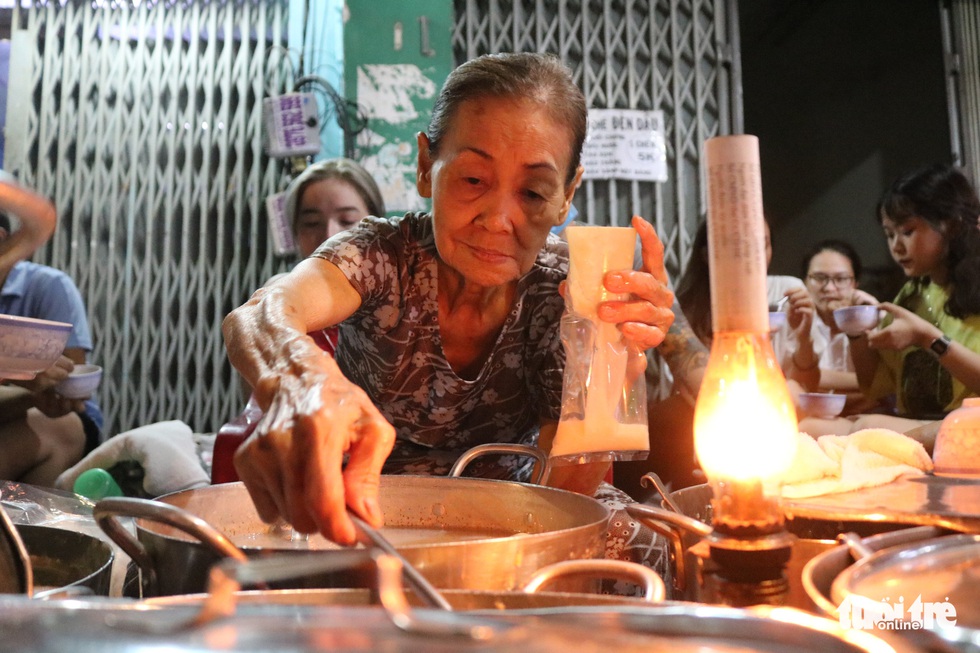Gần nửa thế kỷ với quán chè đèn dầu giữa Sài Gòn - Ảnh 1. Gần nửa thế kỷ với quán chè đèn dầu giữa Sài Gòn - Ảnh 1.