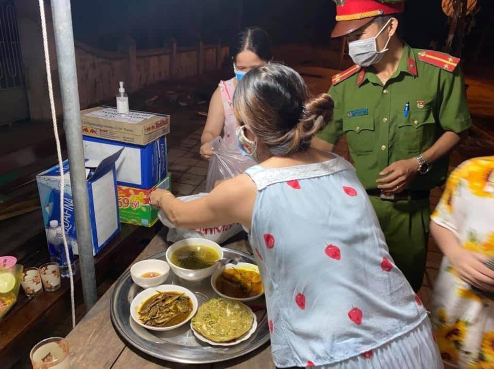 Những món quà cưng gửi tuyến đầu của người dân Đà Nẵng - Ảnh 4. Những món quà cưng gửi tuyến đầu của người dân Đà Nẵng - Ảnh 4.