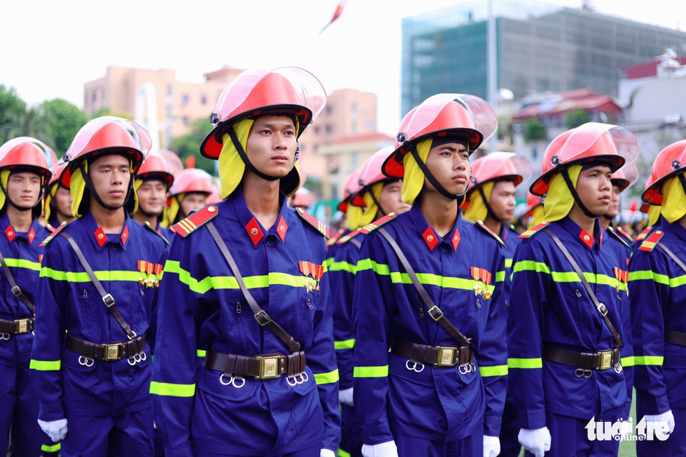 Ngỡ ngàng cảnh chiến sĩ cơ động quấn thanh sắt phi 12 quanh cổ - Ảnh 9. Ngỡ ngàng cảnh chiến sĩ cơ động quấn thanh sắt phi 12 quanh cổ - Ảnh 9.