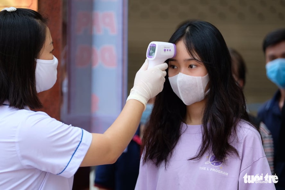 Những chiến sĩ áo trắng hỗ trợ thi tốt nghiệp THPT 2020 - Ảnh 2. Những chiến sĩ áo trắng hỗ trợ thi tốt nghiệp THPT 2020 - Ảnh 2.