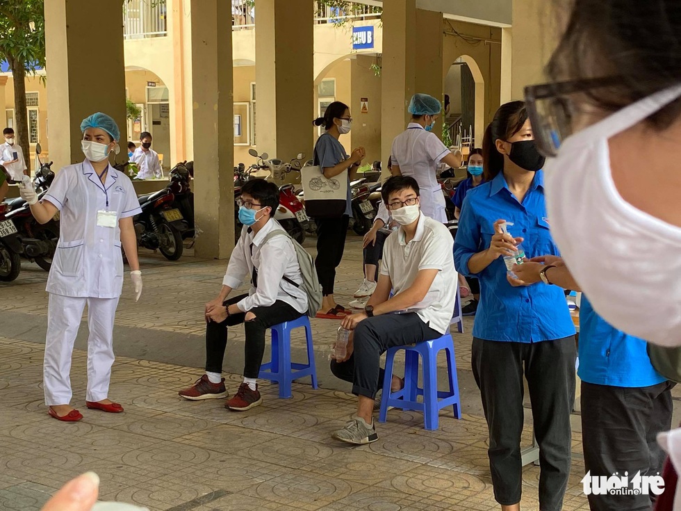 Những chiến sĩ áo trắng hỗ trợ thi tốt nghiệp THPT 2020 - Ảnh 4. Những chiến sĩ áo trắng hỗ trợ thi tốt nghiệp THPT 2020 - Ảnh 4.