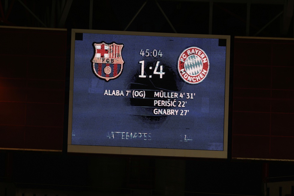 Messi lại vuốt mặt và những khoảnh khắc ấn tượng trận Bayern vùi dập Barca - Ảnh 6. Messi lại vuốt mặt và những khoảnh khắc ấn tượng trận Bayern vùi dập Barca - Ảnh 6.