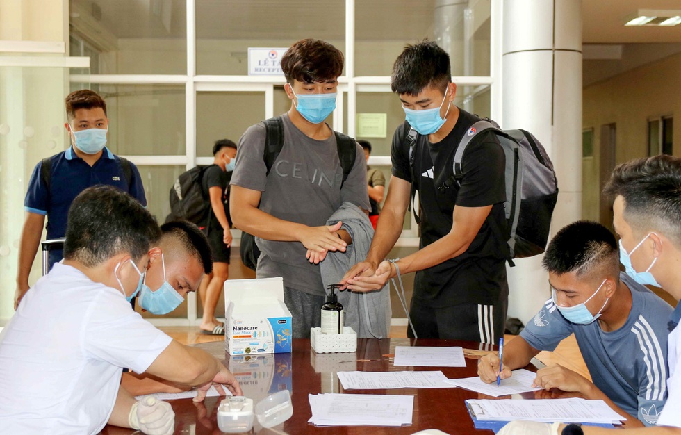 U22 Việt Nam chính thức tập trung, nín thở chờ kết quả xét nghiệm COVID-19 - Ảnh 1. U22 Việt Nam chính thức tập trung, nín thở chờ kết quả xét nghiệm COVID-19 - Ảnh 1.