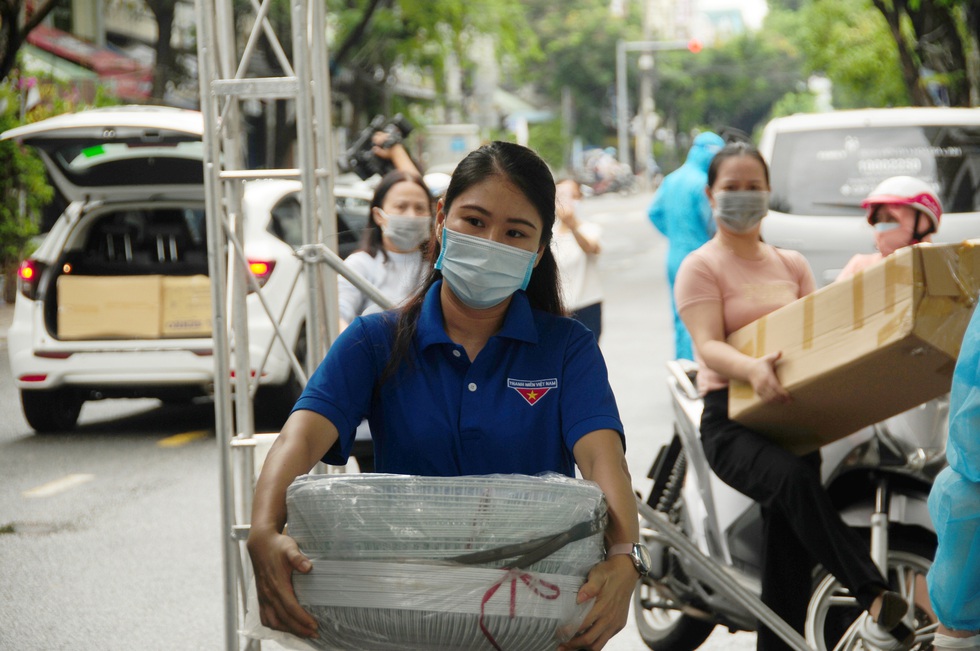 Giữa nguy khốn bủa vây, tình người lan tỏa mãnh liệt - Ảnh 7. Giữa nguy khốn bủa vây, tình người lan tỏa mãnh liệt - Ảnh 7.