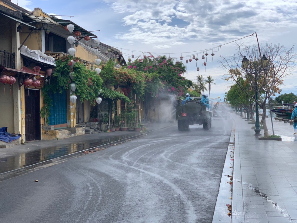 Bộ đội hóa học bắt đầu phun thuốc khử trùng tại phố cổ Hội An - Ảnh 2. Bộ đội hóa học bắt đầu phun thuốc khử trùng tại phố cổ Hội An - Ảnh 2.