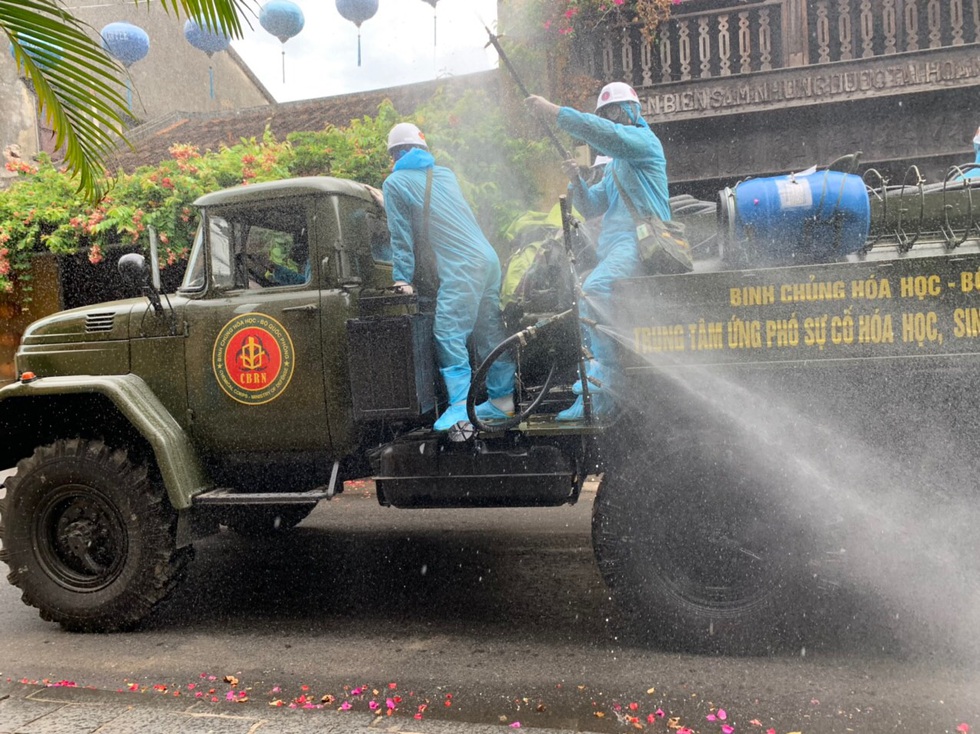 Bộ đội hóa học bắt đầu phun thuốc khử trùng tại phố cổ Hội An - Ảnh 4. Bộ đội hóa học bắt đầu phun thuốc khử trùng tại phố cổ Hội An - Ảnh 4.