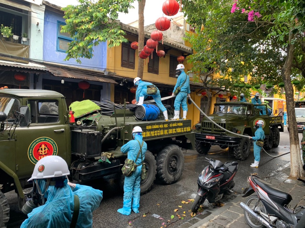 Bộ đội hóa học bắt đầu phun thuốc khử trùng tại phố cổ Hội An - Ảnh 12. Bộ đội hóa học bắt đầu phun thuốc khử trùng tại phố cổ Hội An - Ảnh 12.
