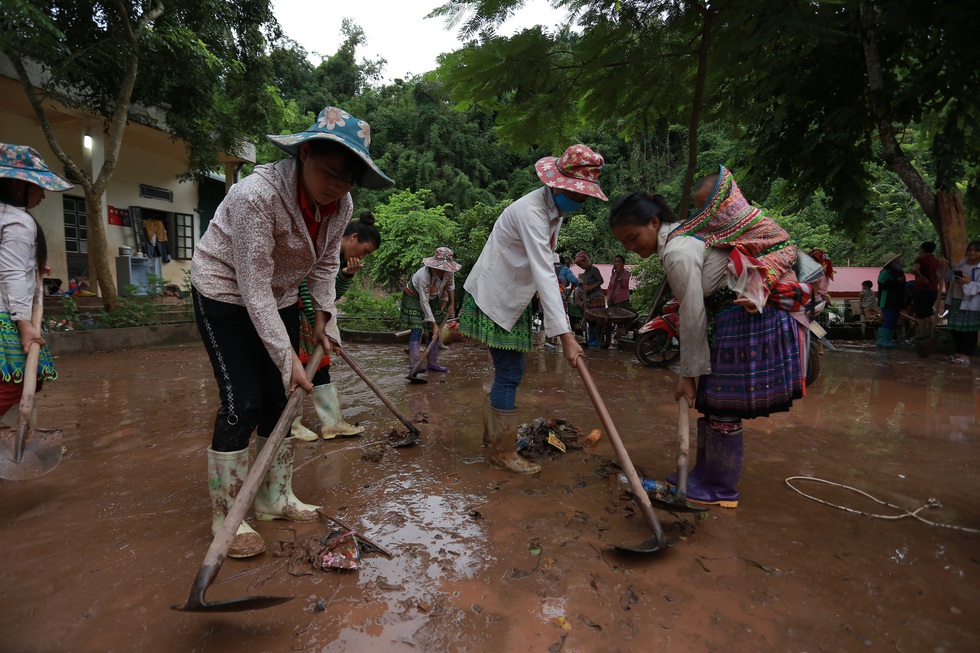 Bản Mông nghèo gom tiền, gạo, thóc cho giáo viên vùng lũ Điện Biên - Ảnh 4.