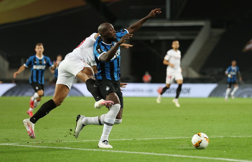 Khoảnh khắc Lukaku từ người hùng hóa tội đồ ở chung kết - Ảnh 1. Khoảnh khắc Lukaku từ người hùng hóa tội đồ ở chung kết - Ảnh 1.