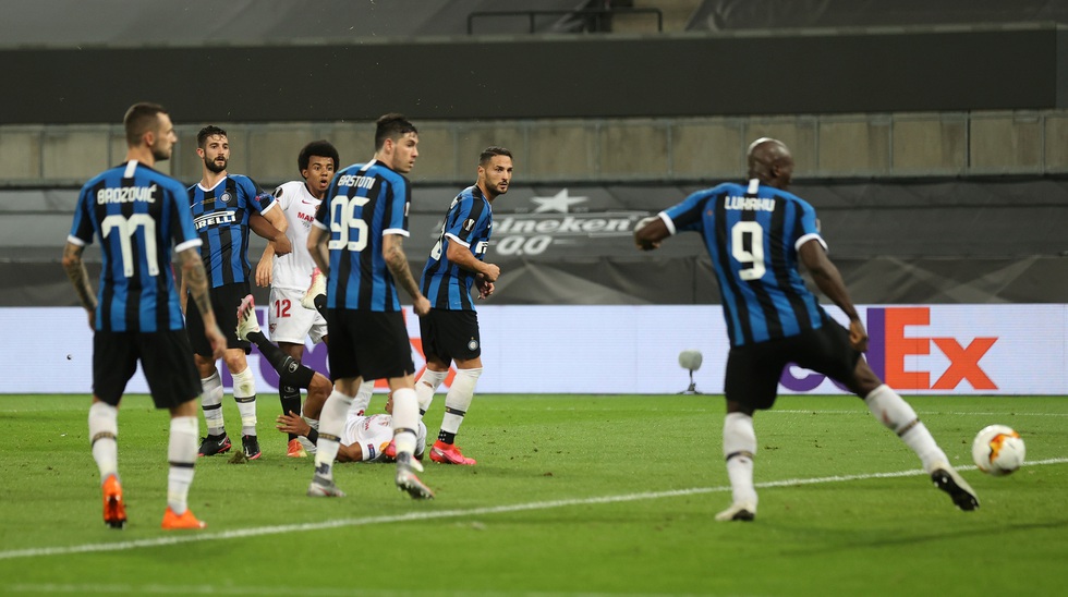 Khoảnh khắc Lukaku từ người hùng hóa tội đồ ở chung kết - Ảnh 8. Khoảnh khắc Lukaku từ người hùng hóa tội đồ ở chung kết - Ảnh 8.