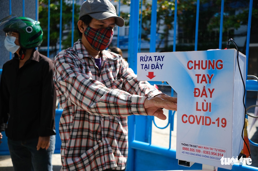Người nghèo đi chợ miễn phí ở Đà Nẵng, còn được phát khẩu trang - Ảnh 4. Người nghèo đi chợ miễn phí ở Đà Nẵng, còn được phát khẩu trang - Ảnh 4.