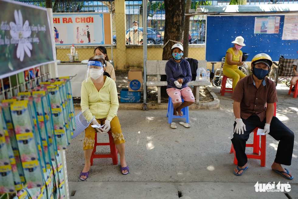 Người nghèo đi chợ miễn phí ở Đà Nẵng, còn được phát khẩu trang - Ảnh 5. Người nghèo đi chợ miễn phí ở Đà Nẵng, còn được phát khẩu trang - Ảnh 5.