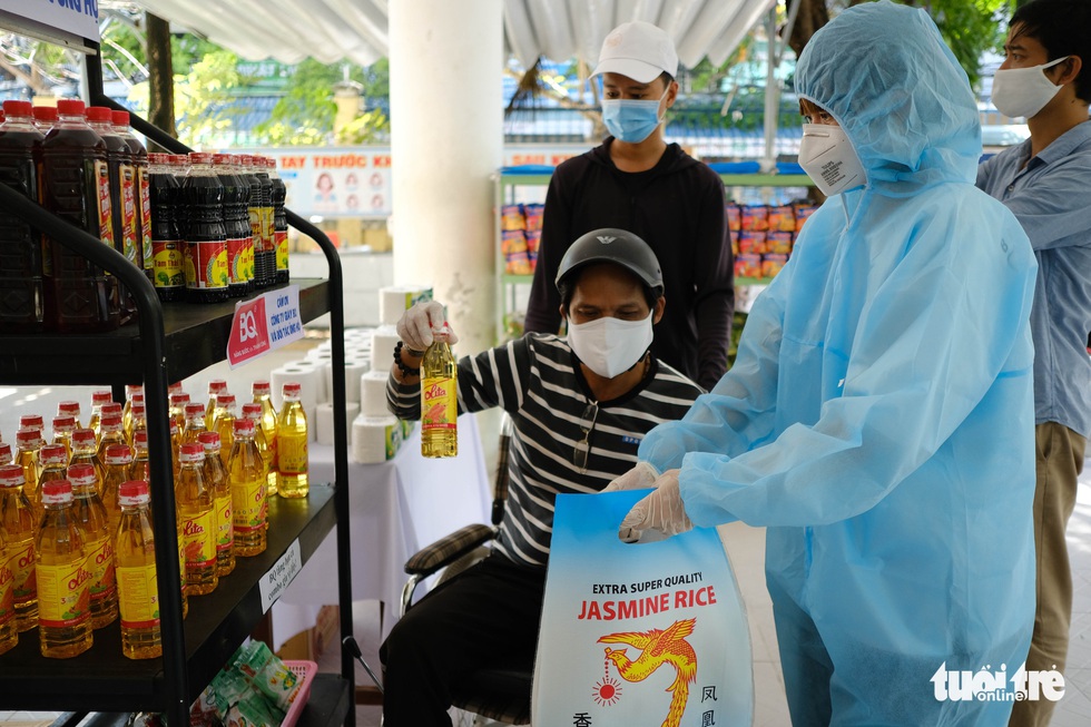 Người nghèo đi chợ miễn phí ở Đà Nẵng, còn được phát khẩu trang - Ảnh 6. Người nghèo đi chợ miễn phí ở Đà Nẵng, còn được phát khẩu trang - Ảnh 6.