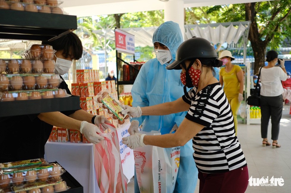 Người nghèo đi chợ miễn phí ở Đà Nẵng, còn được phát khẩu trang - Ảnh 8. Người nghèo đi chợ miễn phí ở Đà Nẵng, còn được phát khẩu trang - Ảnh 8.