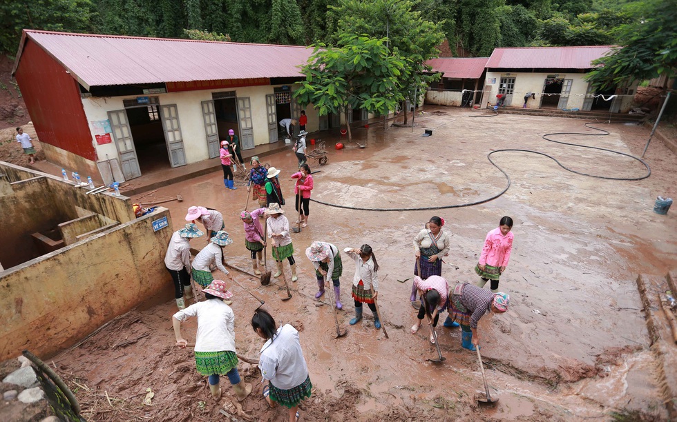 Trường học tan hoang sau lũ dữ - Ảnh 2. Trường học tan hoang sau lũ dữ - Ảnh 2.