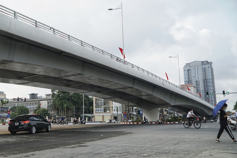 Hà Nội thông xe cầu vượt 560 tỉ đồng - Ảnh 7. Hà Nội thông xe cầu vượt 560 tỉ đồng - Ảnh 7.