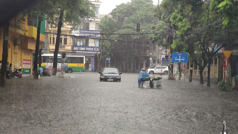 Dân bì bõm dắt xe sau cơn mưa lớn tại Vĩnh Phúc - Ảnh 4.