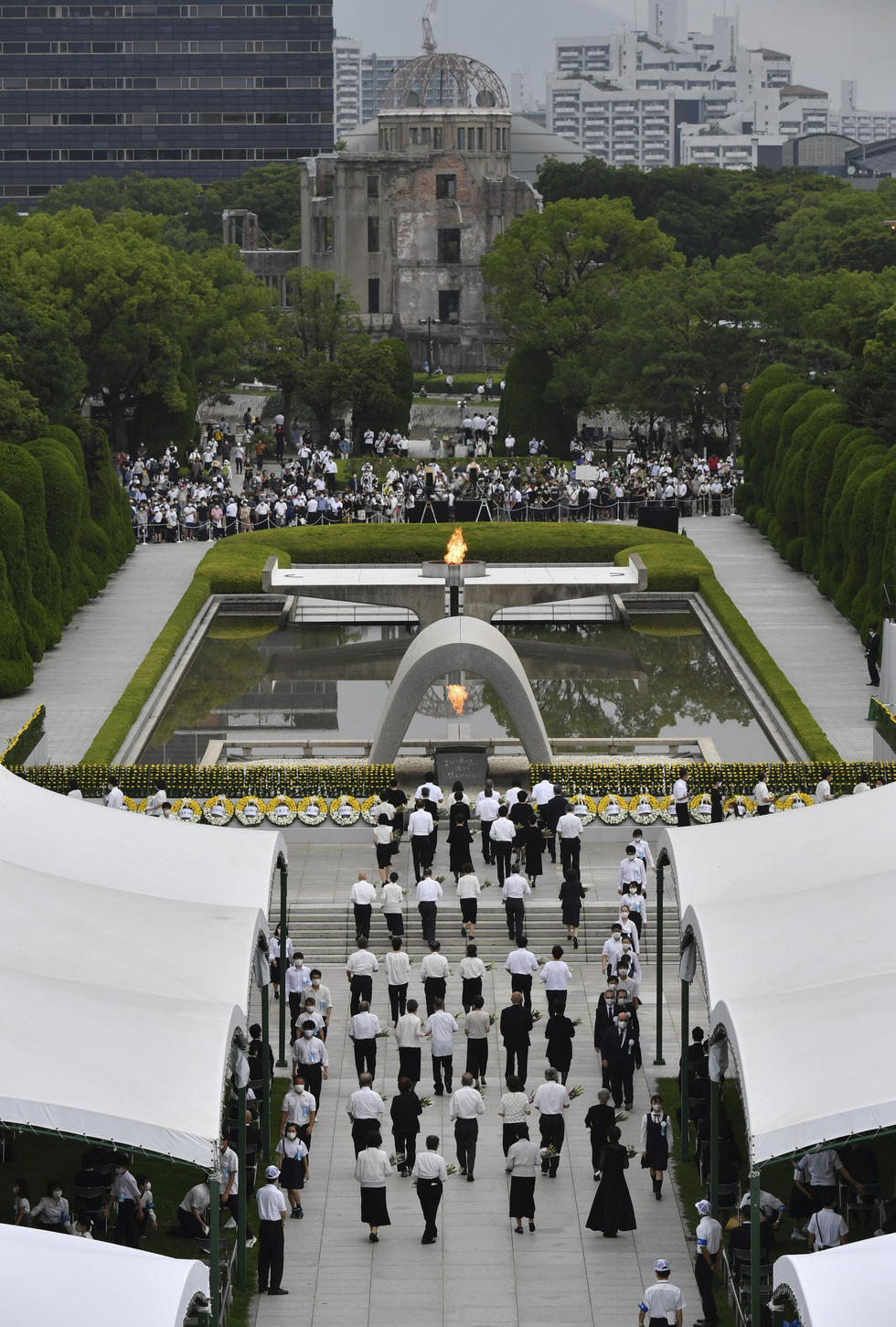 Nhật Bản tưởng niệm 75 năm vụ ném bom nguyên tử ở Hiroshima - Ảnh 2.