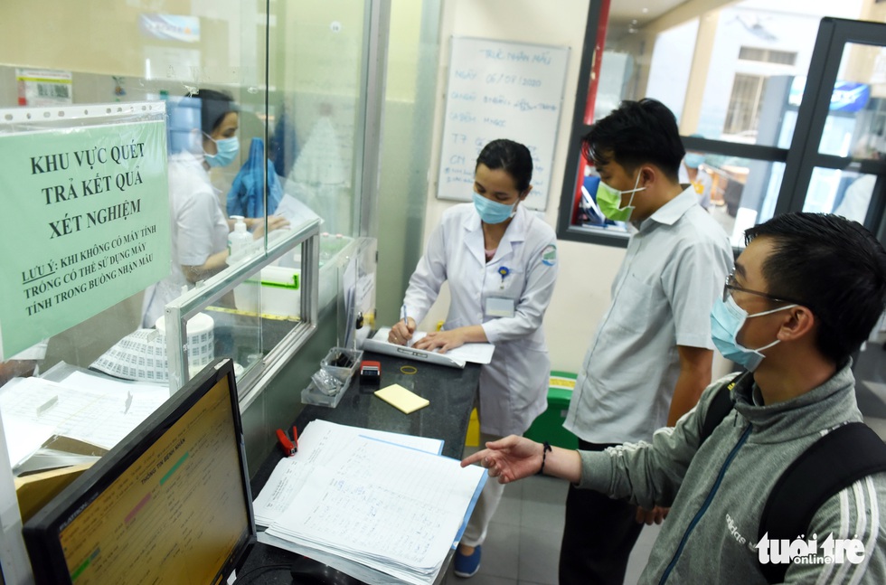Tất bật xét nghiệm tìm COVID-19 - Ảnh 11. Tất bật xét nghiệm tìm COVID-19 - Ảnh 11.