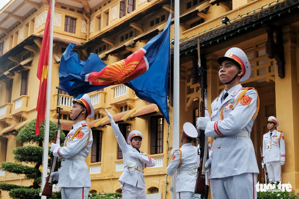 Lễ thượng cờ kỷ niệm 53 năm thành lập ASEAN - Ảnh 1.