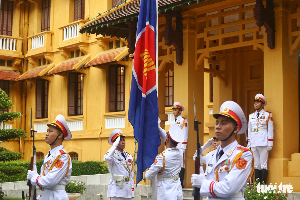Lễ thượng cờ kỷ niệm 53 năm thành lập ASEAN - Ảnh 6. Lễ thượng cờ kỷ niệm 53 năm thành lập ASEAN - Ảnh 6.