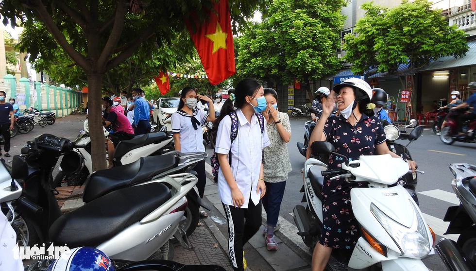 Yên tâm thi nhé con, đã có ba mẹ đây! - Ảnh 8. Yên tâm thi nhé con, đã có ba mẹ đây! - Ảnh 8.