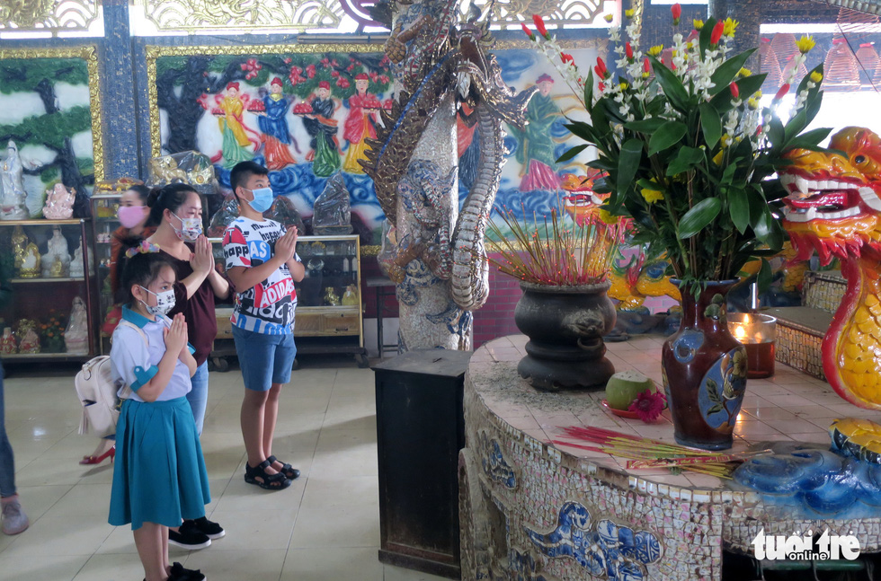 The Vu Lan season visits the 200-year-old Phu Chau Floating Temple located in the middle of the Ben Cat River - Saigon - Photo 7.