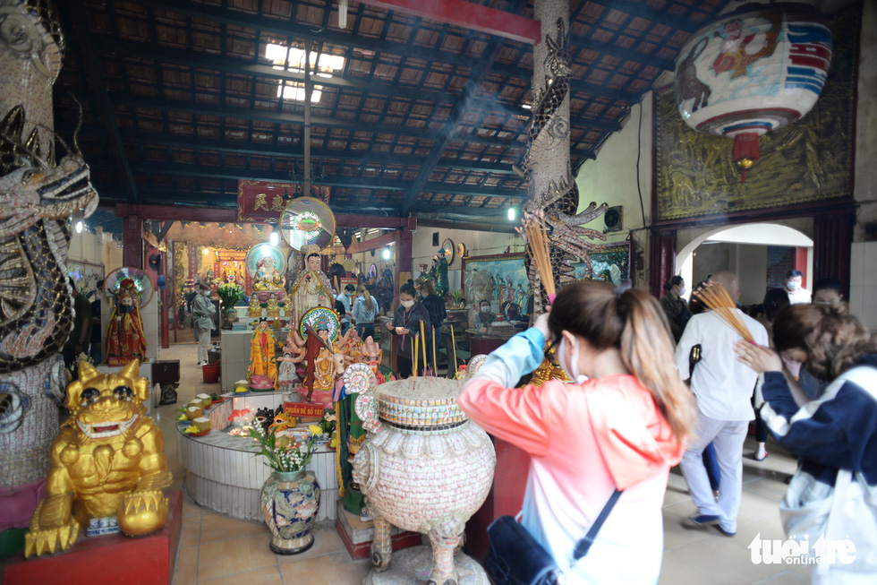 The Vu Lan season visits the 200-year-old Phu Chau Floating Temple located in the middle of the Ben Cat River - Saigon - Photo 8.