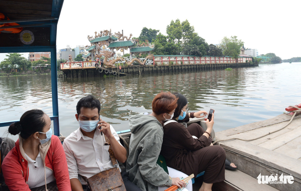 The Vu Lan season visits the 200-year-old Phu Chau Floating Temple located in the middle of the Ben Cat River - Saigon - Photo 5.