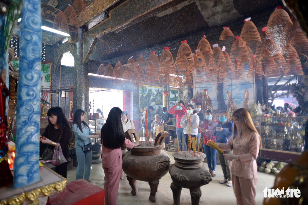 The Vu Lan season visits the 200-year-old Phu Chau Floating Temple located in the middle of the Ben Cat River - Saigon - Photo 9.