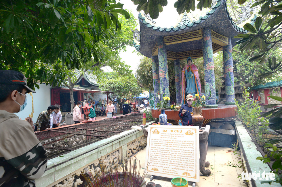 The Vu Lan season visit the 200-year-old Phu Chau Floating Temple located in the middle of the Ben Cat River - Saigon - Photo 10.