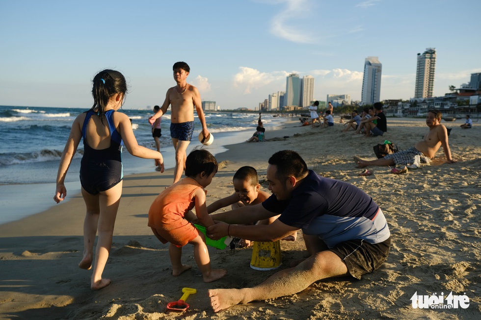Biển Đà Nẵng đông đúc trở lại sau nhiều ngày vắng bóng người - Ảnh 5. Biển Đà Nẵng đông đúc trở lại sau nhiều ngày vắng bóng người - Ảnh 5.