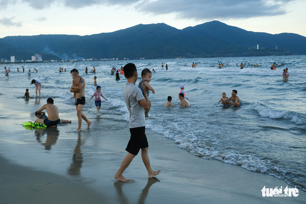 Biển Đà Nẵng đông đúc trở lại sau nhiều ngày vắng bóng người - Ảnh 1. Biển Đà Nẵng đông đúc trở lại sau nhiều ngày vắng bóng người - Ảnh 1.