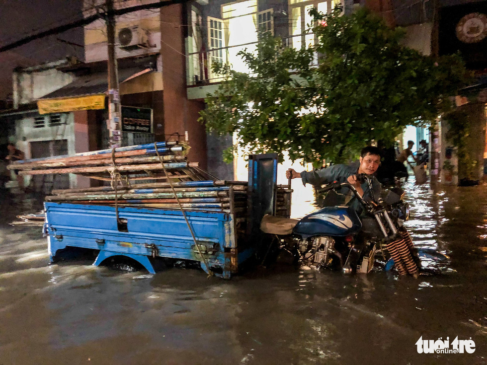 Sau cơn mưa cả tiếng ở TP.HCM, nước tràn vào nhà dân gần 1m - Ảnh 8.