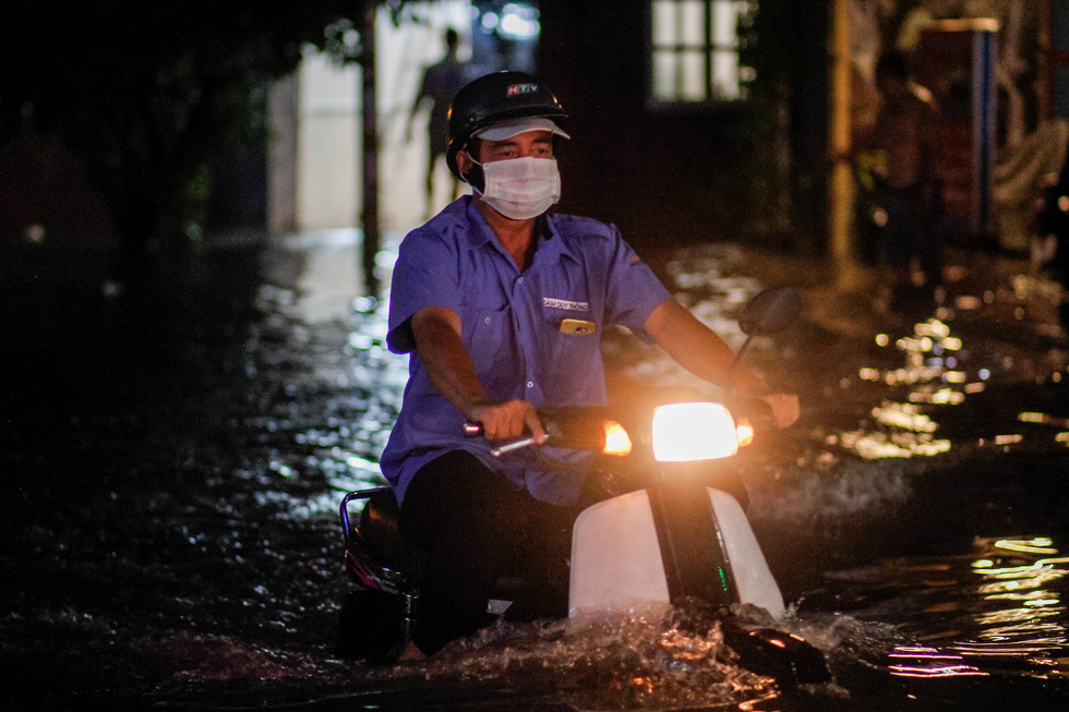 Sau cơn mưa cả tiếng ở TP.HCM, nước tràn vào nhà dân gần 1m - Ảnh 5.