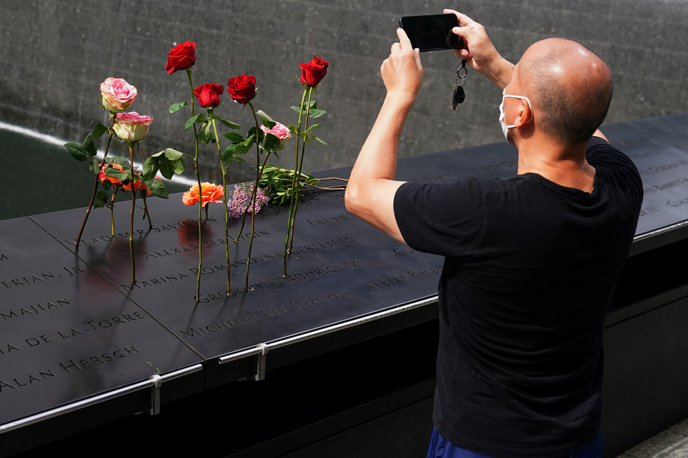 Mỹ tưởng niệm gần 3.000 nạn nhân tử vong do khủng bố ngày 11-9 - Ảnh 1.