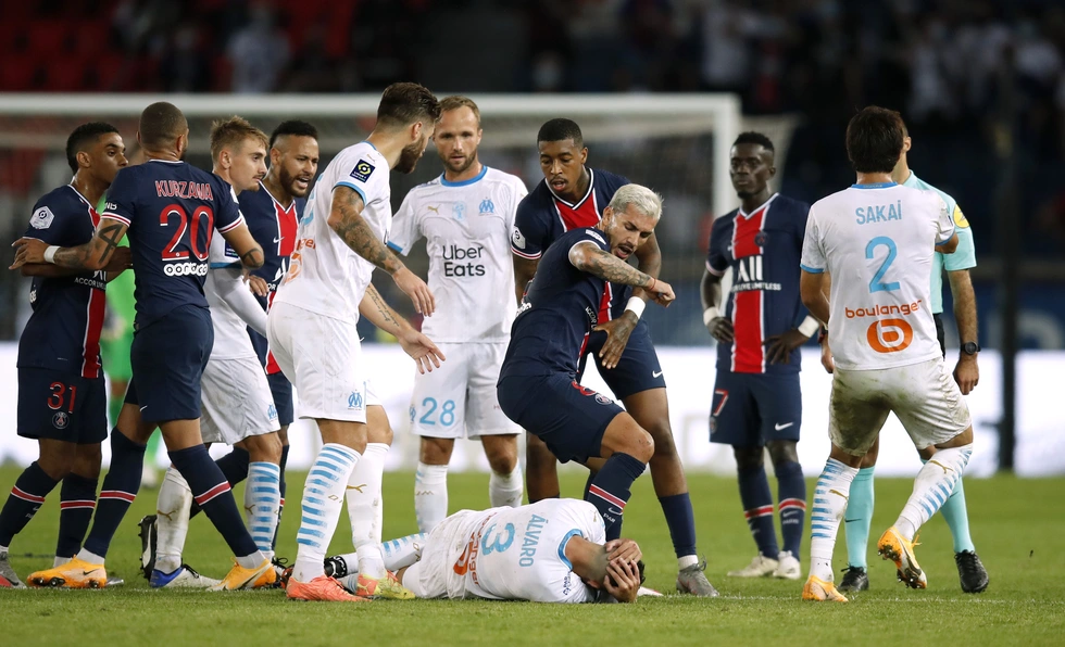 Xem khoảnh khắc hỗn loạn cuối trận PSG và Neymar nhận thẻ đỏ phút 99 - Ảnh 2. Xem khoảnh khắc hỗn loạn cuối trận PSG và Neymar nhận thẻ đỏ phút 99 - Ảnh 2.