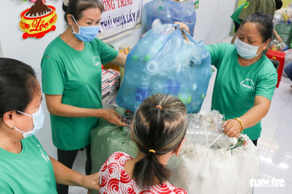 Mang chai nhựa đến đổi gạo miễn phí ở TP.HCM - Ảnh 2. Mang chai nhựa đến đổi gạo miễn phí ở TP.HCM - Ảnh 2.