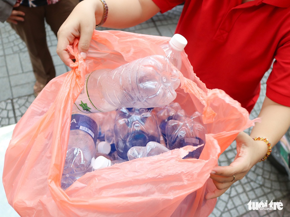 Mang chai nhựa đến đổi gạo miễn phí ở TP.HCM - Ảnh 7. Mang chai nhựa đến đổi gạo miễn phí ở TP.HCM - Ảnh 7.