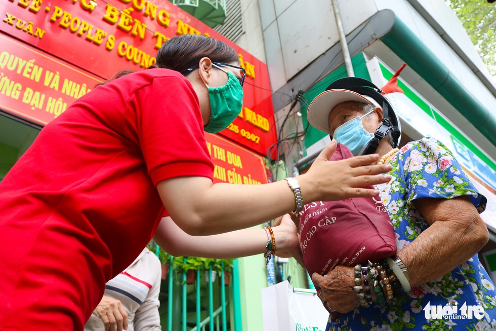 Mang chai nhựa đến đổi gạo miễn phí ở TP.HCM - Ảnh 8. Mang chai nhựa đến đổi gạo miễn phí ở TP.HCM - Ảnh 8.