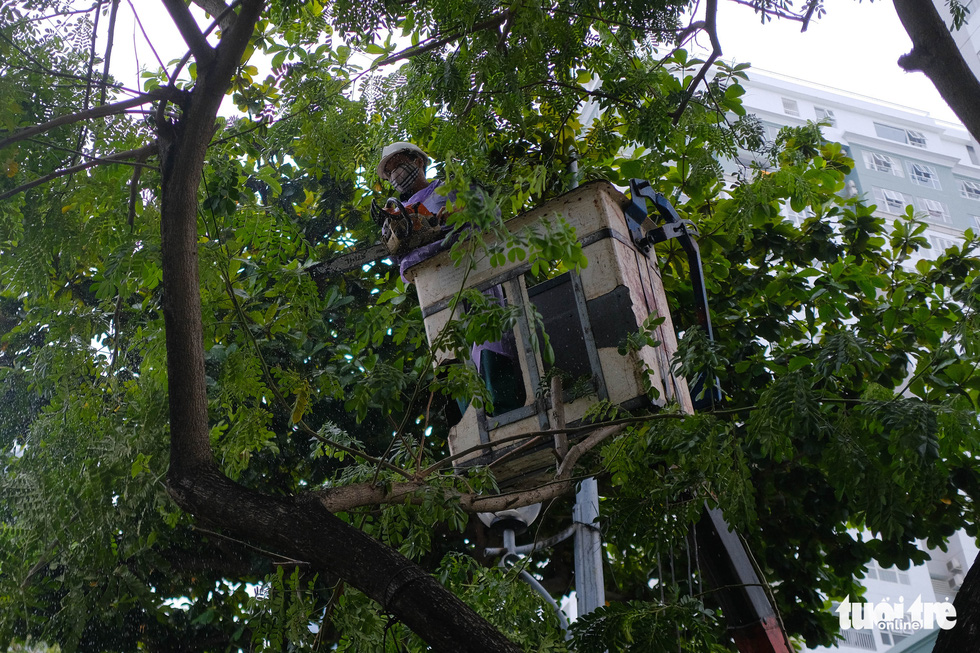 Người miền Trung kéo thuyền lên bờ, chèn bao cát lên mái nhà chống bão - Ảnh 7.